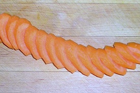 нарезаем морковь кружочками