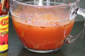 перемешиваем томатную пасту с водой