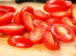 разрезаем помидоры пополам