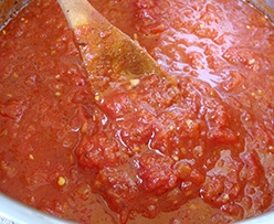 перемешиваем томатную смесь со специями