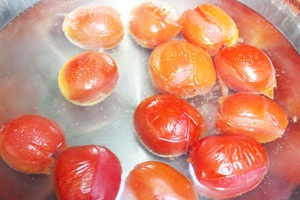 томаты в миске с водой
