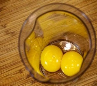 яйца в чаше