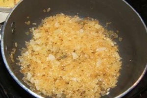 рис с овощами в сковороде