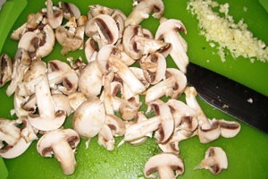 нарезка чеснока и грибов