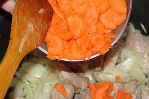 лук, морковь и мясо