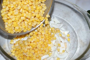 кукуруза и яйца в миске