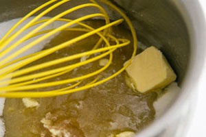 сахар, мед и масло в кастрюле