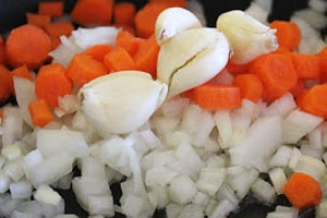 нарезка лука, моркови и чеснока