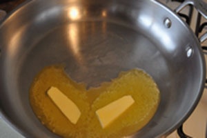 масло на сковороде