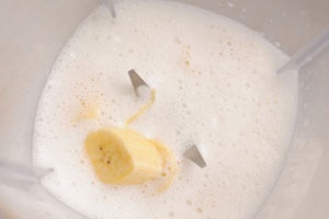 молоко, банан и сахар в блендере