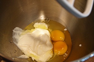взбиваем яйца со сливками
