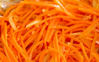 шинкуем морковь на корейскую терку