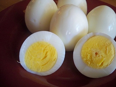 разрезаем вареные яйца пополам