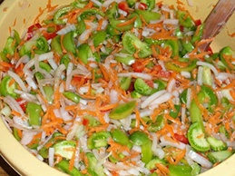 перемешиваем ингредиенты для салата