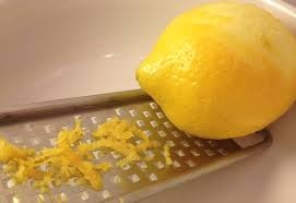 натираем кожуру лимона на мелкой терке