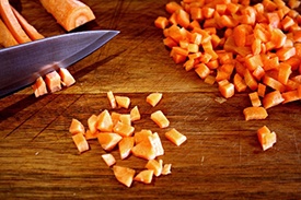 нарезаем морковь маленькими кубиками