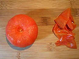 очищаем бланшированный помидор от шкурки