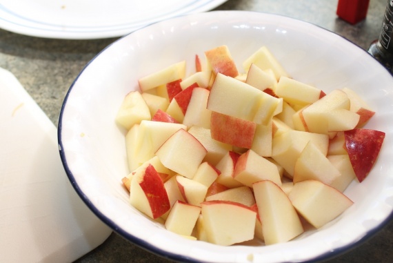 Салат из сельдерея с яблоком и орехами