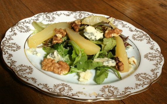 Салат с грушей и сыром
