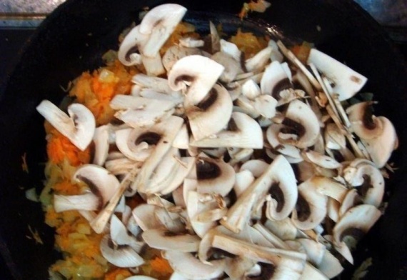 Пельмени с грибами в горшочках в духовке — рецепт с фото пошагово