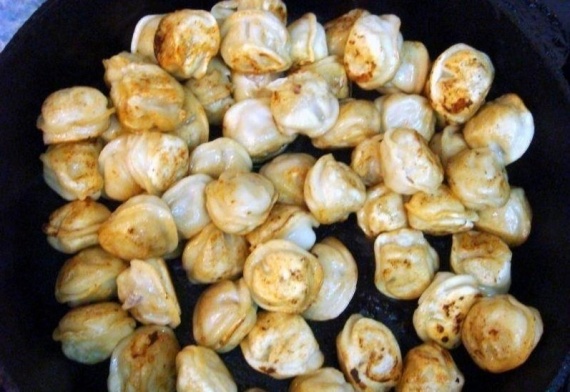Пельмени с грибами в горшочках в духовке — рецепт с фото пошагово