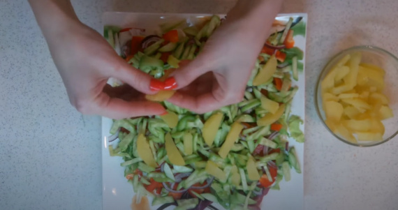 Смешиваем салат