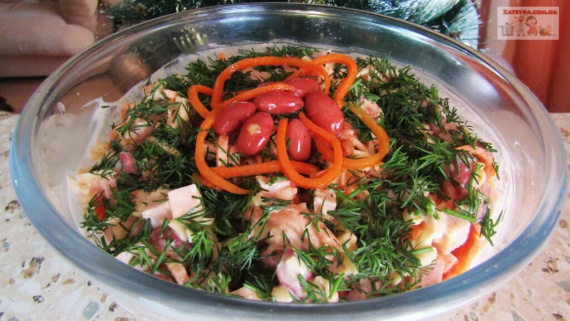 Подаем салат с ветчиной, фасолью и морковью по-корейски