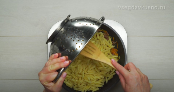 Добавляем макароны в сковородку