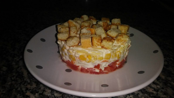 Подаем салат "Коррида" с крабовыми палочками, помидорами и сухариками