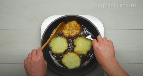 Обжариваем драники картофельные
