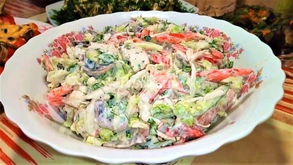 Подаем салат из пекинской капусты с грибами и мясом