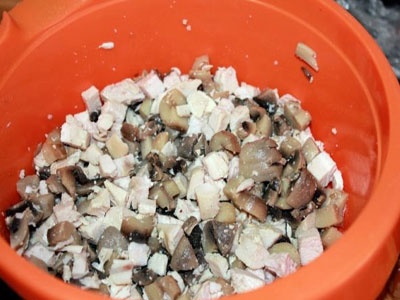 продукты для грибного салата в миске