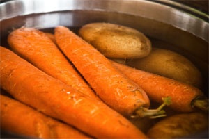 картофель и морковь в кастрюле с водой
