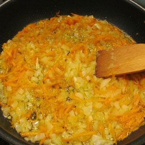 лук с морковью на сковороде