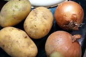 картофель и репчатый лук