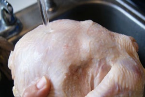 промыть курицу