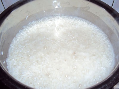 рис в кастрюле