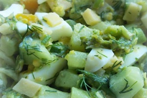 готовый салат с огурцом и сыром