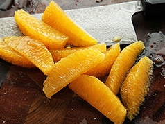 очищаем апельсин от кожуры, шкурки и косточек