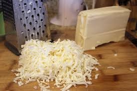 натираем плавленный сыр на среднюю терку