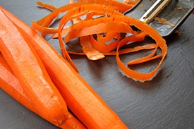 очищаем морковь от шкурки