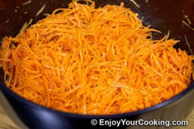 заливаем морковку горячим растительным маслом