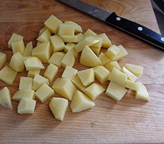нарезаем картофель небольшими кусочками