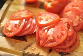 нарезаем помидоры тонкими кружочками
