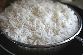 откидываем рис в сито