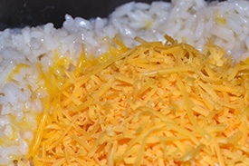 перемешиваем рис с тертым сыром