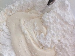 добавляем в мастику сахарную пудру и замешиваем тесто
