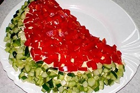 выкладываем салат слоями в виде арбузной дольки