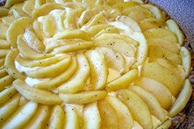 выкладываем в форму тесто, творожную массу и яблоки