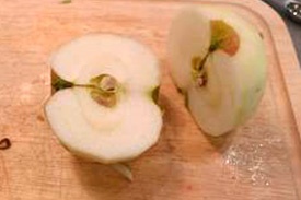 разрезаем яблоки пополам